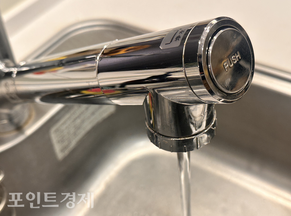 ‘안전한 수돗물’에 대한 기준을 둘러싼 논란이 커지는 도쿄의 수도꼭지 모습@포인트경제