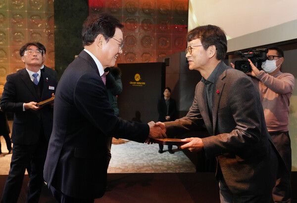 경남은행사랑나눔재단 고영준 부이사장(사진 오른쪽)이 ‘2025년 경상남도 사회공헌자의 날 행사’에 참석해 경상남도 박완수 도지사로부터 ‘경상남도지사 표창’을 받고 있다.