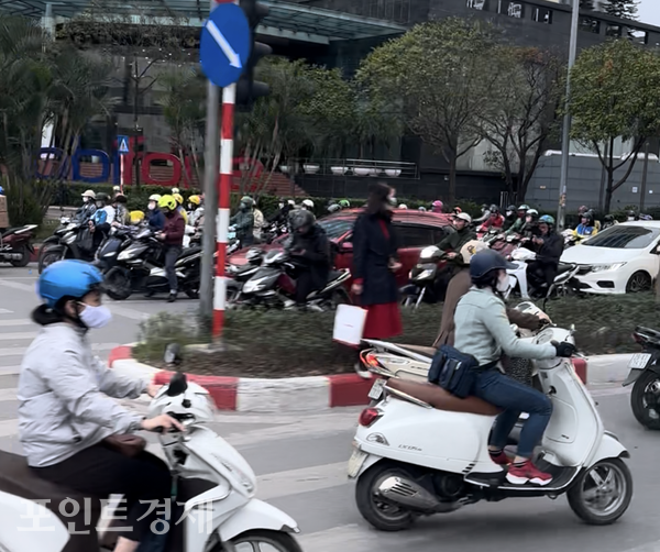 베트남 하노이 도심의 오토바이 행렬. 하노이는 2026년부터 화석연료 이륜차 규제를 단계적으로 추진할 계획이다. @포인트경제