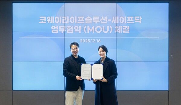지난 16일 서울 구로구 지타워 코웨이라이프솔루션 본사에서 진행된 업무협약식에서 김명곤 코웨이라이프솔루션 대표이사(왼쪽)와 이예솔 세이프닥 대표이사(오른쪽)가 기념 촬영을 하고 있다.