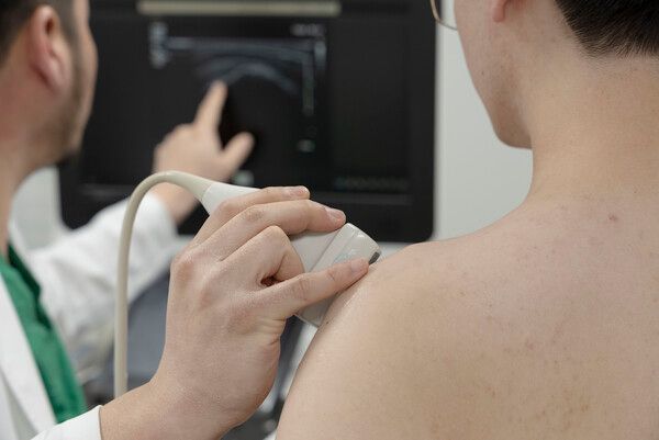 연세사랑병원 의료진이 환자의 어깨 상태를 확인하고 있다.