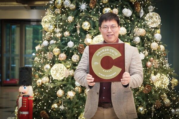 LG유플러스 직원이 지연사회공헌 인정 기관 상패를 소개하는 모습. /LG유플러스 제공