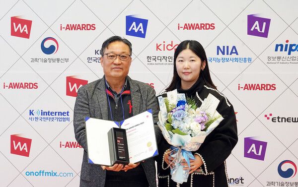 HS효성첨단소재 홍보담당 한창석 상무(왼쪽)와 브랜드팀 정한나 프로(오른쪽)가 기념 촬영을 하고 있다.