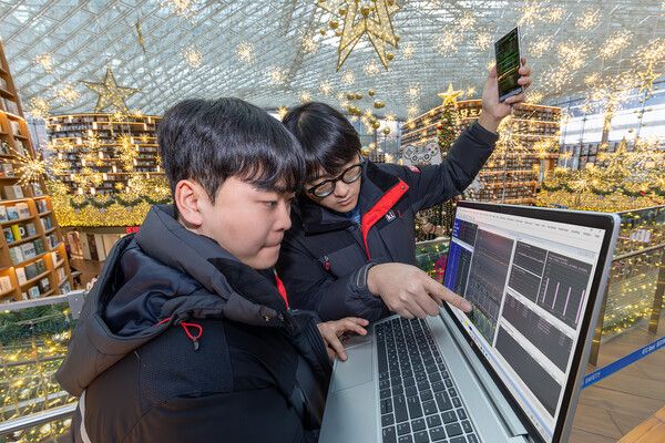 KT 임직원이 크리스마스와 연말연시 네트워크 집중 관리하는 모습 /KT 제공