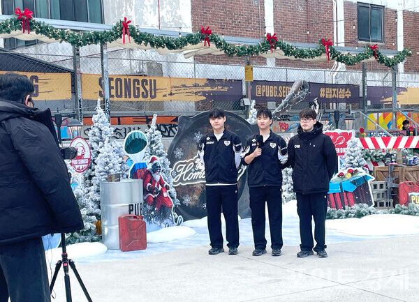 펍지 성수에서 인터뷰를 진행하고 있는 선수들 모습 (포인트경제)