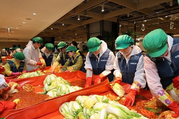 장애인 가정을 지원하기 위해 김장 봉사활동에 참여한 컴투스·컴투스홀딩스 봉사단원들이 김장을 하고 있다.