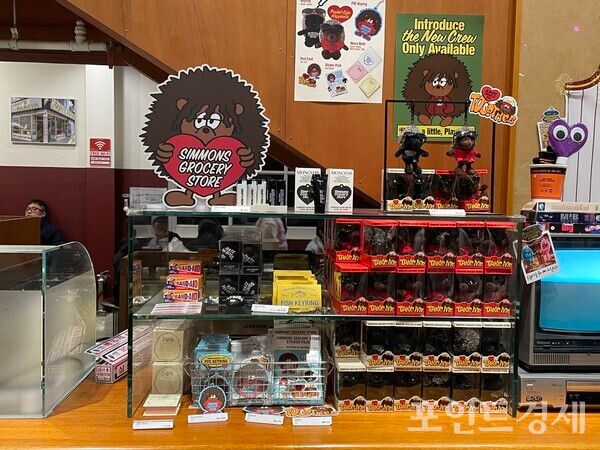 '시몬스 그로서리 스토어'에서 판매하는 굿즈들&nbsp; (포인트경제)