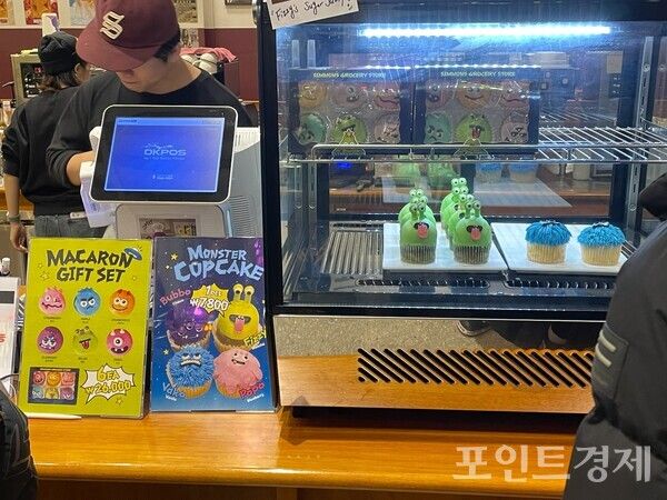 '시몬스 그로서리 스토어'에서 판매하는 몬스터 컵케익과 마카롱 (포인트경제)
