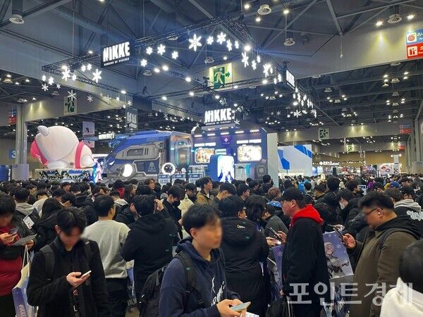 일산 KINTEX에서 개최된 국내 최대 규모 서브컬처 행사 AGF 2025,&nbsp; '승리의 여신: 니케' 부스 앞 북적이는 인파들 (포인트경제)