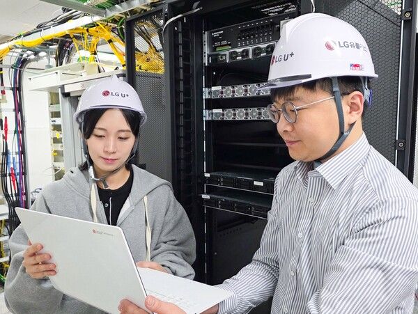 LG U+, 노키아와 차세대 가상화 기지국 기술 검증 성공...LG유플러스 임직원들이 클라우드랜 기술 검증을 진행하고 있는 모습. /LG유플러스 제공