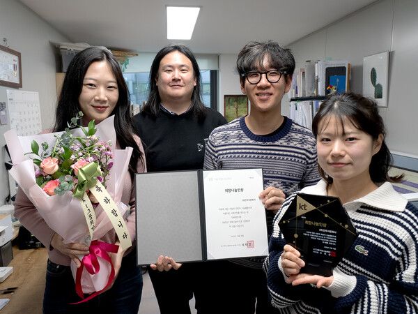 KT희망나눔인상을 수상한 ‘안무서운회사’의 유승규 대표(왼쪽에서 두 번째)와 구성원들 /KT 제공