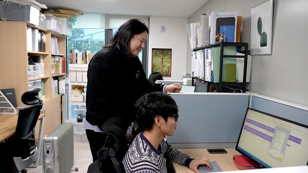 KT희망나눔인상을 수상한 ‘안무서운회사’의 유승규 대표(왼쪽)와 직원이 업무를 위해 대화를 나누는 모습 /KT 제공