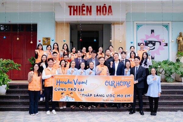 황성재 한화비전 베트남 법인장(앞줄 왼쪽에서 일곱번째)과 이상복 아워홈 베트남 법인장(앞줄 왼쪽에서 여덟번째) 등 현지 임직원들과 티엔 호아 수녀들이 사회공헌 행사를 함께한 뒤 기념 촬영을 하고 있다. /한화비전 제공