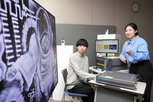 LG유플러스는 포항공과대학교(POSTECH) 홍원빈 교수 연구팀과 함께 무전력 분산형 지능형 표면(RIS)과 AI를 활용한 차세대 실내 커버리지 확장 기술을 실증했다고 25일 밝혔다. 사진은 연구원들이 액자 형태의 분산형 RIS에 전파를 발사하고 통신품질을 측정하는 모습.
