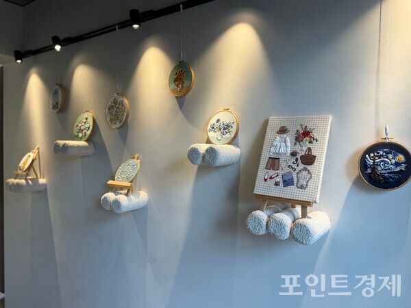 꼬메아미꼬 갤러리에서 열리고 있는 '사색의 결' 전시 모습&nbsp;ⓒ포인트경제