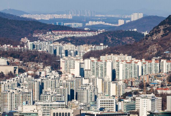 지난&nbsp;26일 서울 중구 남산에서 서울시내 아파트가 보이고 있다. /사진=뉴시스