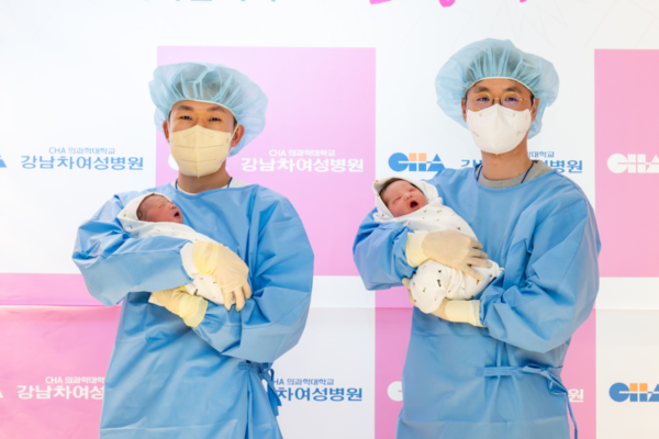 2026년 새해 첫 아기 쨈이(엄마 황은정씨, 아빠 윤성민씨)와 도리(엄마 황혜련씨, 아빠 정동규씨)가 아빠 품에 안겨 있다.