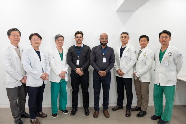 연세사랑병원 의료진과 해외 의료진이 연수 프로그램 수료를 기념해 함께 기념촬영을 하고 있다. /연세사랑병원 젲공