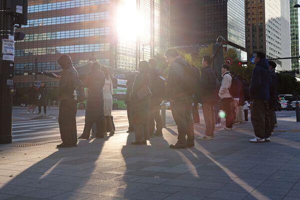 지난 3일 오전 서울 종로구 광화문 네거리에서 직장인들이 출근하고 있다. /사진=뉴시스