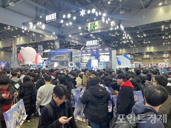 일산 KINTEX에서 개최된 AGF 2025 '승리의 여신: 니케' 부스 (포인트경제)