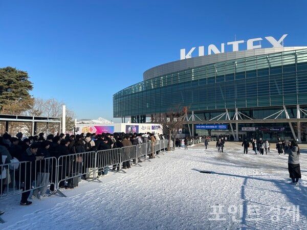 일산 KINTEX에서 개최된 AGF 2025 관람객들이 대기하는 모습 (포인트경제)