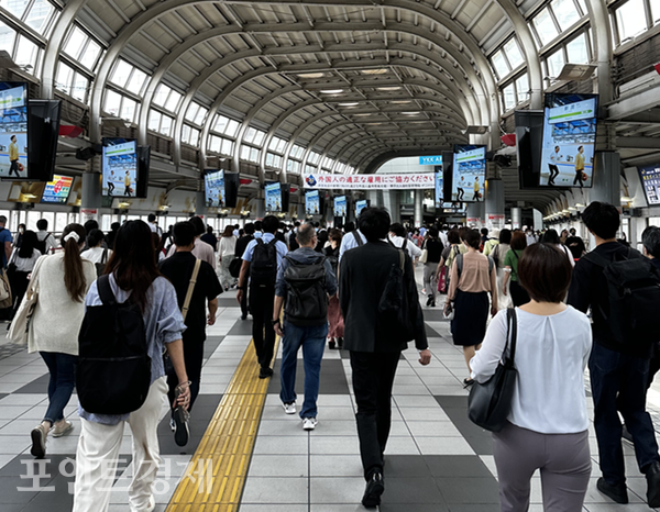 출근 인파로 붐비는 일본 도심 역@포인트경제