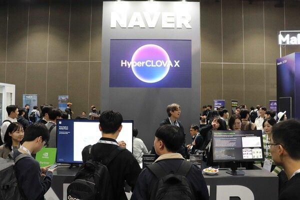 네이버클라우드 관계자가 해외 AI 연구자들에게 팀네이버의 AI 경쟁력을 소개하고 있다. /네이버 제공