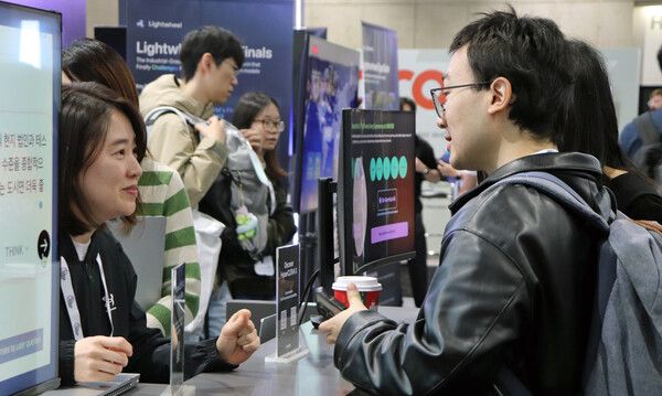 네이버클라우드 관계자가 해외 AI 연구자들에게 팀네이버의 AI 경쟁력을 소개하고 있다. /네이버 제공