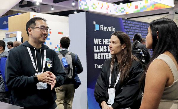 네이버클라우드 관계자가 해외 AI 연구자들에게 팀네이버의 AI 경쟁력을 소개하고 있다. /네이버 제공