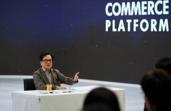 CJ그룹 이재현 회장이 지난 7일 서울 서초구 CJ온스타일 본사에서 직원들을 만나 격려하고 있다./CJ그룹 제공