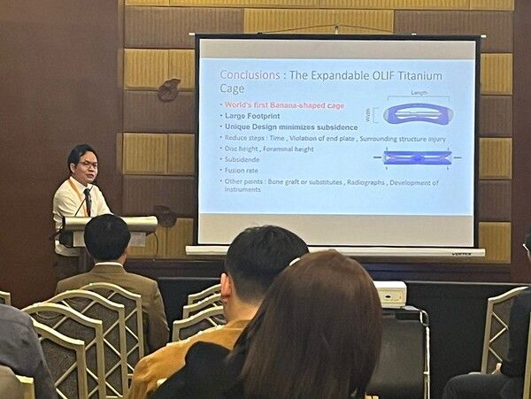 태국 치앙마이 대학병원 수티파스 교수가 높이확장형 케이지 _엑셀픽스-XTP_ 제품에 대해 소개하고 있는 모습 /엘앤케이바이오메드 제공