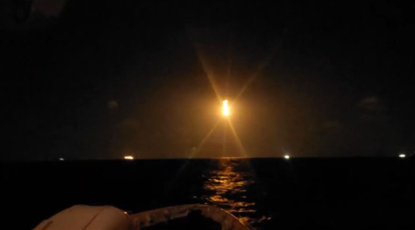 9일 밤 전남 여수시 삼산면 하백도 인근 해상에 침몰한 제22서경호 실종자 수색을 위한 조명탄이 현장을 밝히고 있다. /여수해양경찰서