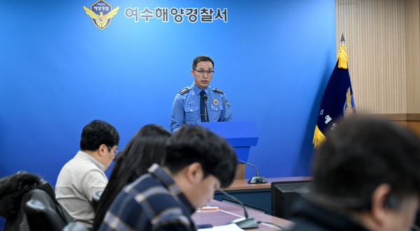 이용기 여수해경 경비구조과장이 제22호 서경호 침몰 이틀째인 10일 오전 전남 여수시 여수해양경찰서 브리핑장에서 수색·수사 내용을 설명하고 있다./사진=뉴시스