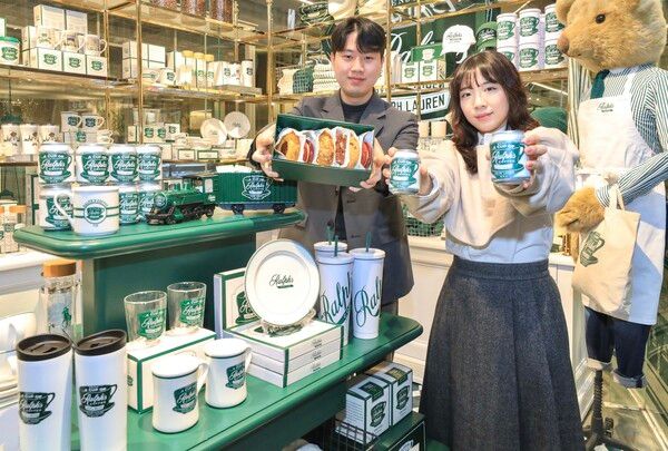 12일 오전, 서울 영등포구에 위치한 더현대 서울 지하 1층 '랄프스 커피' 팝업스토어에서 직원들이 상품을 소개하고 있다.
