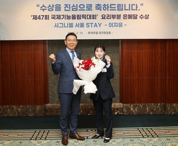 정호석&nbsp;롯데호텔앤리조트 대표이사(왼쪽)와 이지유 시그니엘 서울 스테이 셰프가&nbsp;기념촬영을 하고 있다.