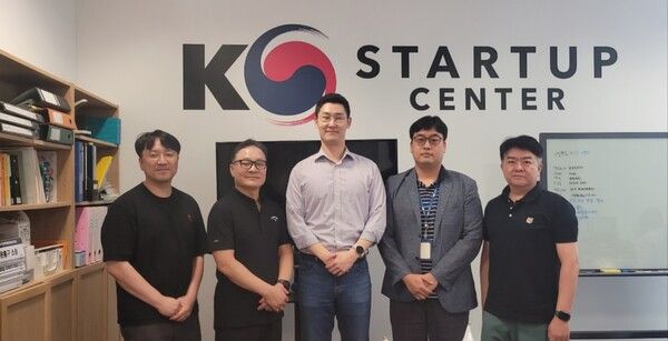 BNK금융그룹은 계열사&nbsp;BNK벤처투자를 통해 부산,&nbsp;울산,&nbsp;경남지역 벤처 및 스타트업 생태계 활성화를 목적으로 ‘비엔케이 미래혁신성장 펀드’를 결성했다.&nbsp;(사진 왼쪽&nbsp;2번째부터)BNK벤처투자 정성재 대표,&nbsp;㈜맵시 김지수 대표