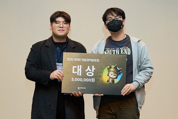 2025년&nbsp;NDM&nbsp;게임제작발표회 대상을 수상한 연세대학교 게임제작동아리 ‘PoolC’&nbsp;(왼쪽부터)&nbsp;지상우,&nbsp;이찬행 학생이 기념촬영을 하고 있다.