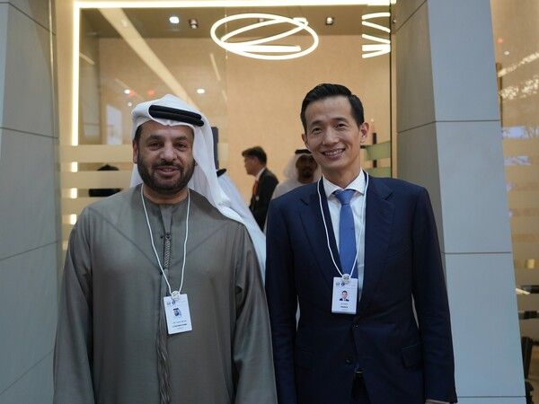 김동관 한화그룹 부회장(오른쪽)이 17일 아랍에미리트(UAE)에서 열린 방위산업 전시회 IDEX 2025에서 EDGE 그룹 CEO '파이살 알 반나이(Faisal Al Bannai,왼쪽)'와 업무 미팅을 진행했다. /한화그룹 제공