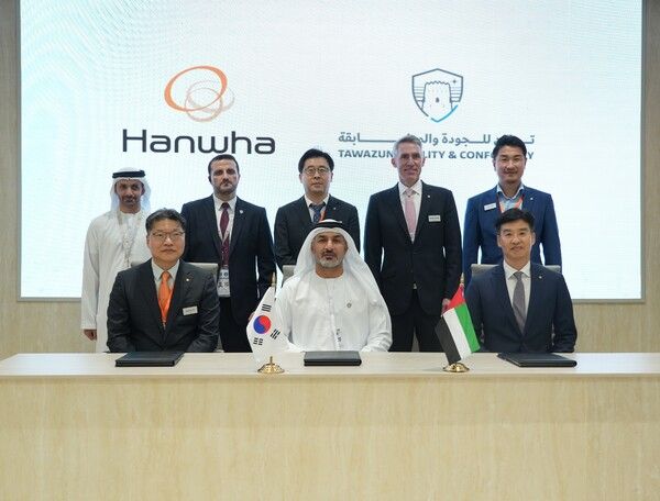 한화에어로스페이스·한화시스템이&nbsp;18일(현지시각)&nbsp;아랍에미리트(UAE)&nbsp;아부다비에서 타와준 경제위원회 산하&nbsp;TQC와 업무협약(MOU)을 체결한 후 찍은 사진.&nbsp;앞줄 왼쪽부터 오계환 한화에어로스페이스 중동법인장,&nbsp;칼리드 모하메드 알 카비(Dr.&nbsp;Khaled Mohamd Al Kaabi) TQC CEO,&nbsp;박혁 한화시스템&nbsp;DE사업부장