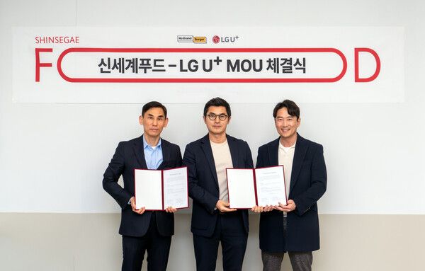 양사간 업무협약식에서 (왼쪽부터) 김규식 신세계푸드 노브랜드 버거 FC담당 상무, 김현민 LG유플러스 수도권북부기업고객담당 상무, 박재강 LG유플러스 기업파트너담당이 기념촬영을 하고 있는 모습. /LG유플러스 제공
