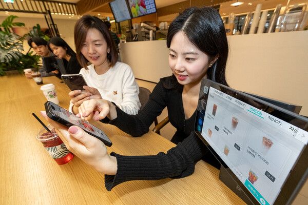 KT&nbsp;임직원이&nbsp;KT&nbsp;하이오더&nbsp;2025&nbsp;고객 감사제를 설명하고 있다. /KT 제공