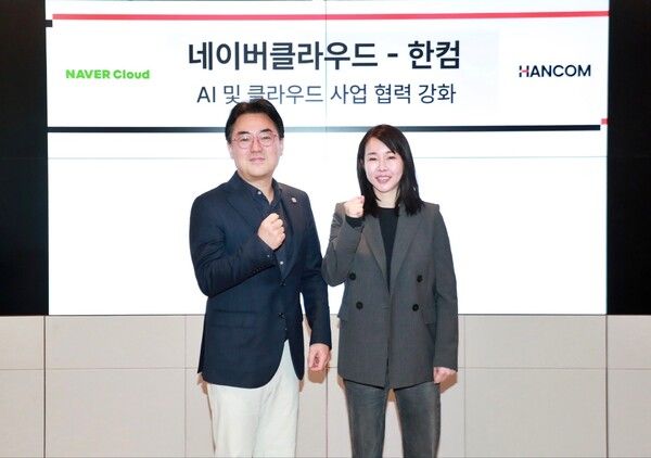 한컴 김연수 대표(오른쪽)와 네이버클라우드 임태건 전무(왼쪽)가 전략적 협력을 논의한 자리에서 기념사진을 촬영하고 있다.&nbsp; /한글과컴퓨터 제공