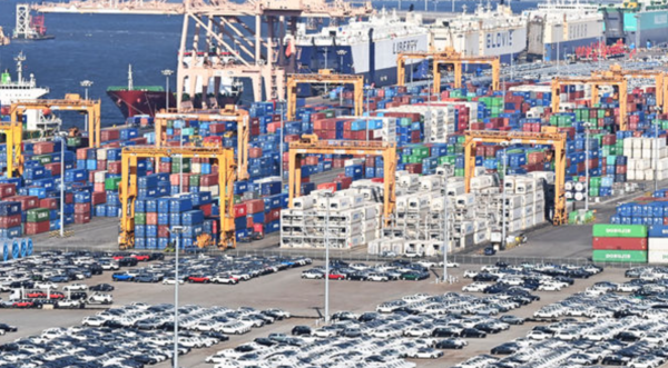 지난 19일 경기도 평택시 포승읍 평택항 야적장에 수출용 자동차들이 세워져 있다. /사진=뉴시스