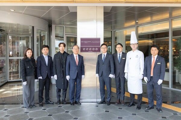 앰배서더 호텔 그룹 서정호 회장(사진 왼쪽에서 네번째), 조정욱 대표이사(사진 왼쪽에서 다섯번째) 외 앰배서더 서울 풀만 호텔 관계자들이 호텔 최고 등급인 5성을 획득하고 현판식 기념촬영을 하고 있다.