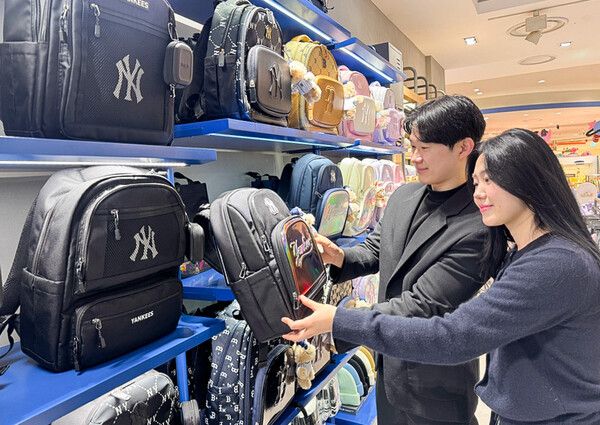 24일 오후, 서울시 양천구 현대백화점 목동점 MLB키즈 매장에서 손님들이 백팩 상품을 살펴보고 있다.