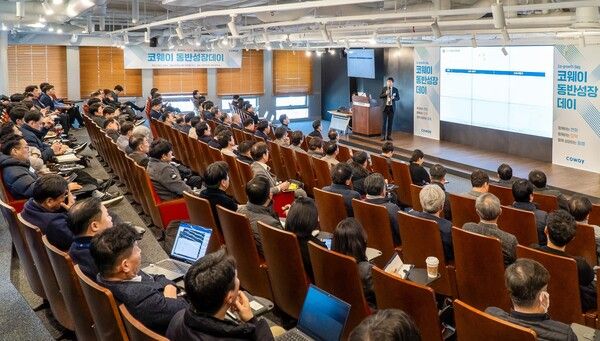 지난&nbsp;24일 서울 구로구 코웨이 본사에서 진행된&nbsp;‘제3회&nbsp;2025년 코웨이 파트너사 동반성장 데이’에서 한창희 코웨이 구매실장이 인사말을 전하고 있다.