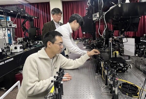 포스텍(POSTECH)에서 연구원들이 무색수차 메타렌즈를 개발하고 있다.