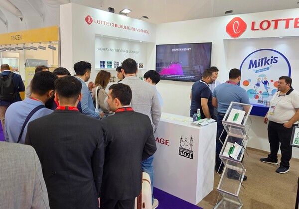 17~21일 아랍에미리트 두바이에서 열린 ‘걸푸드&nbsp;2025’ 국제식품박람회에서 관람객들이 롯데칠성음료 부스를 둘러보고 있다.
