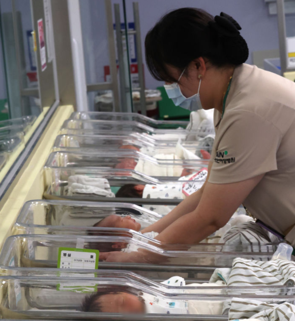 26일 인천 미추홀구 아인병원 신생아실에서 간호사들이 신생아들을 돌보고 있다. /사진=뉴시스