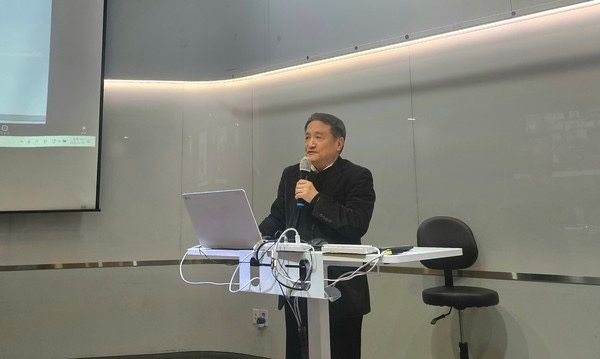 조동성&nbsp;AI경영학회&nbsp;회장이 지난 22일 열린 '2025AI경영학회&nbsp;동계통합학술대회'에서&nbsp;기조강연을&nbsp;하고&nbsp;있다. /aSSIST(서울과학종합대학원대학교)